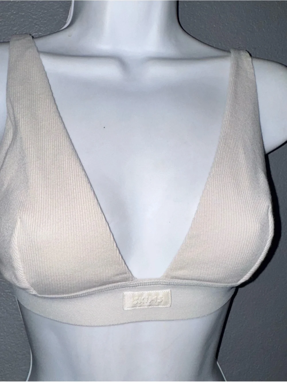SKIMS New w Tags Women's Cream V-Neck Bra Bralette size Medium